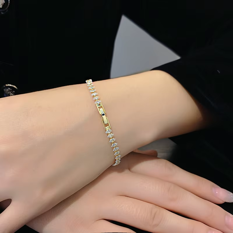 Dainty Gold CZ Bracelet – Wome - Women Luxury Formal Wear recension och pris